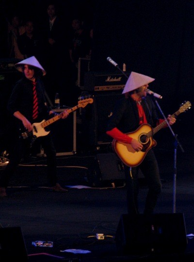 Cựu thành viên ban nhạc Westlife Brian McFadden vừa đội nón lá vừa biểu diễn trong đêm đại nhạc hội Hennessy tại Việt Nam hồi tháng 10/2009.
